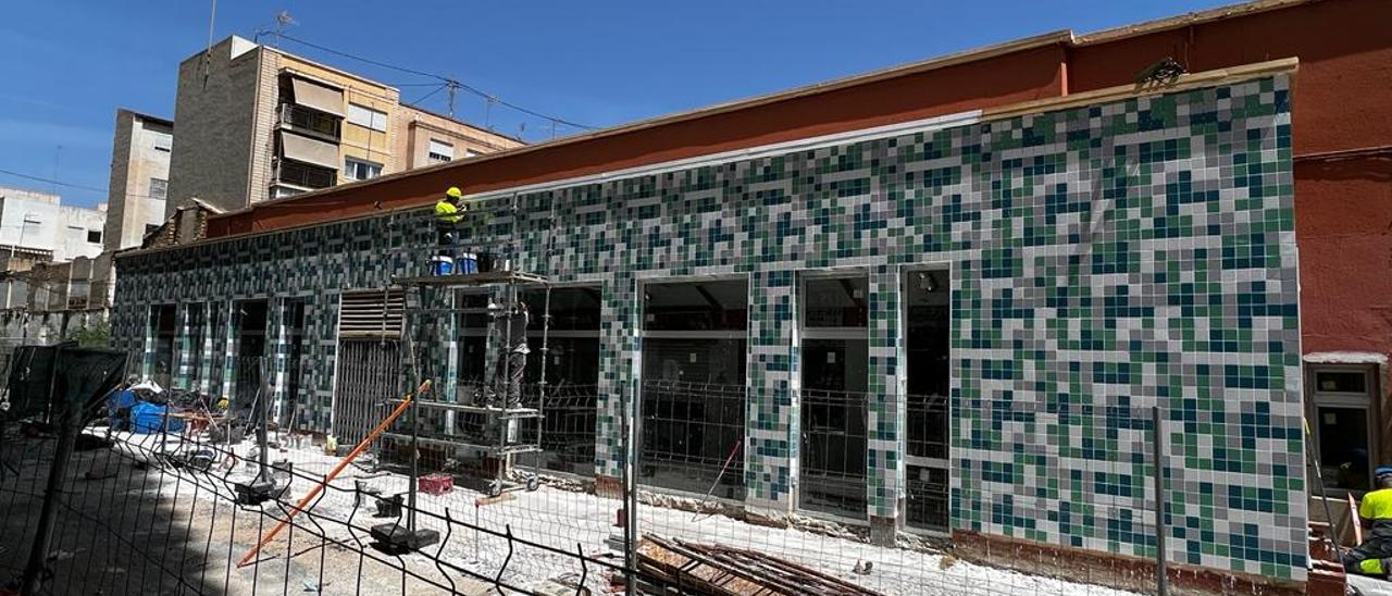 Obras en el Mercado Municipal de Carolinas, con la nueva fachada ya instalada.