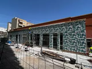 Alicante inicia los trabajos de retirada del fibrocemento de la fachada y cubierta del Mercado de Carolinas
