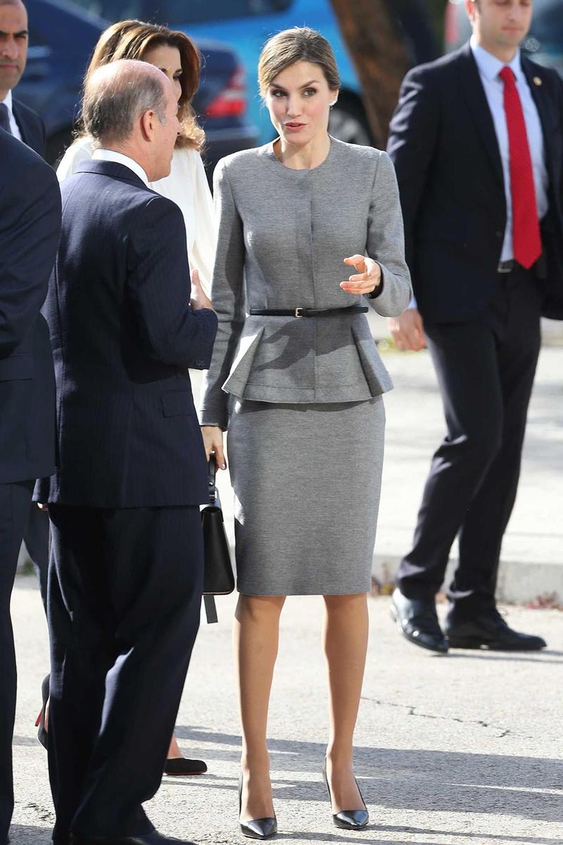 Letizia Ortiz brilla con un tarje gris con falda peplum