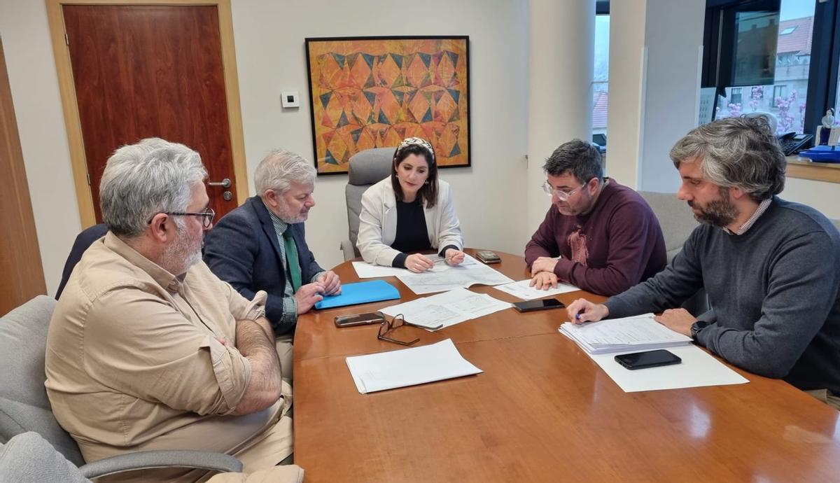 La alcaldesa y el edil (dcha.), con el secretario de la junta y el arquitecto técnico (izd.) y el asesor jurídico (dcha.).