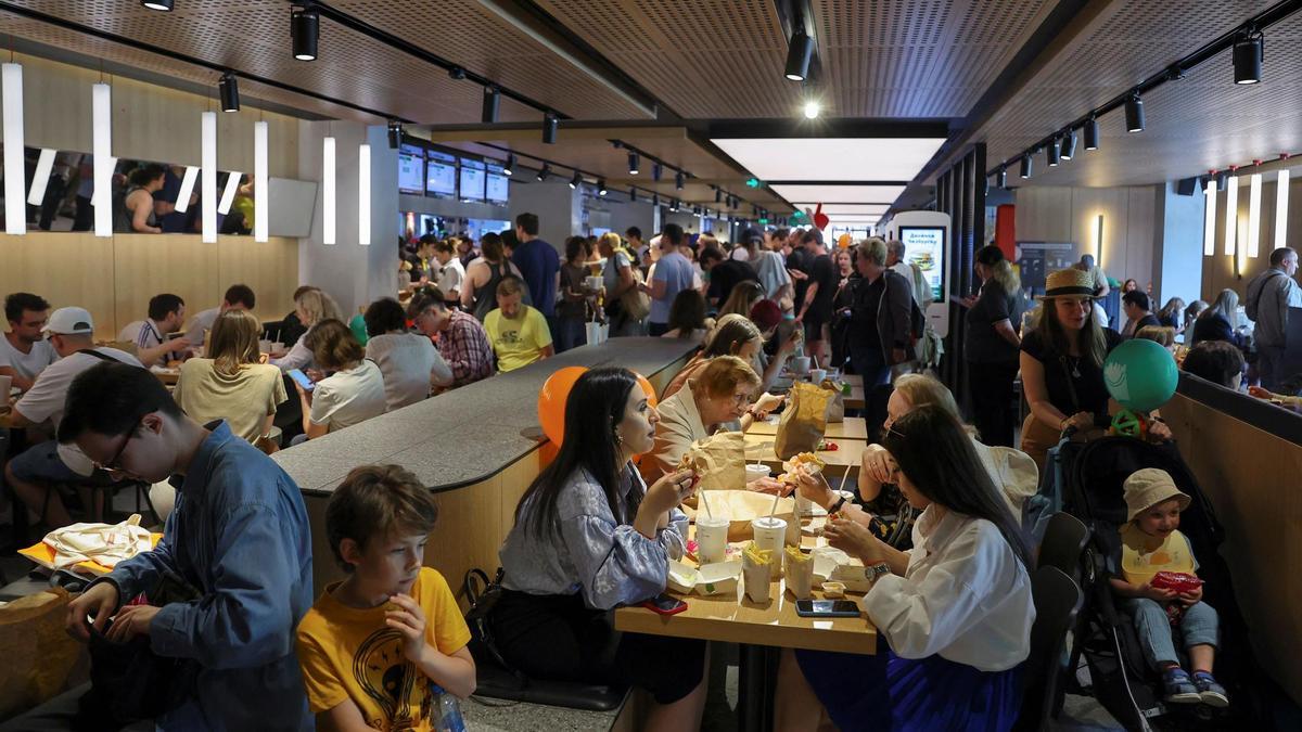 Varias personas comen en un restaurante McDonald's.