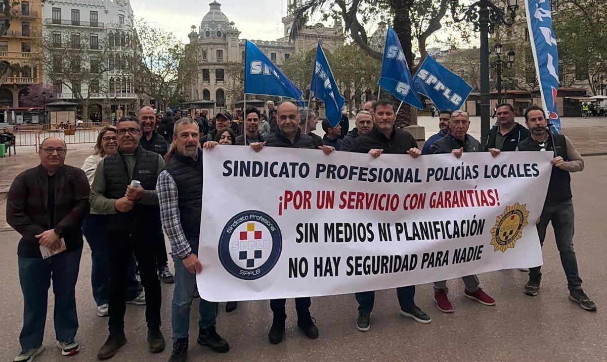 Protesta del sindicato profesional de policías locales y bomberos ante las fallas "peor planificadas" de la historia