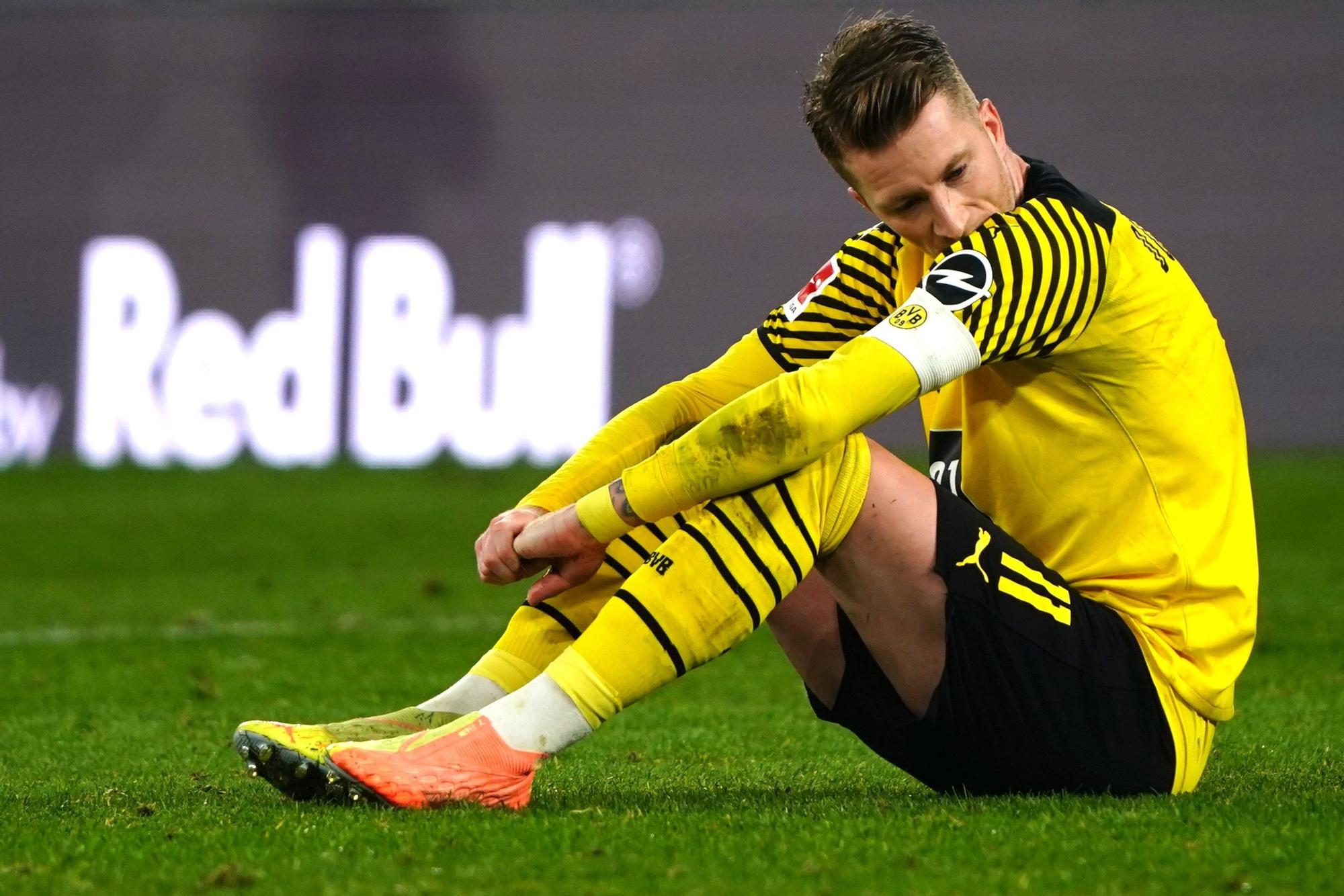 Marco Reus se lamenta sobre el césped del Signal Iduna Park tras sufrir un percance físico.