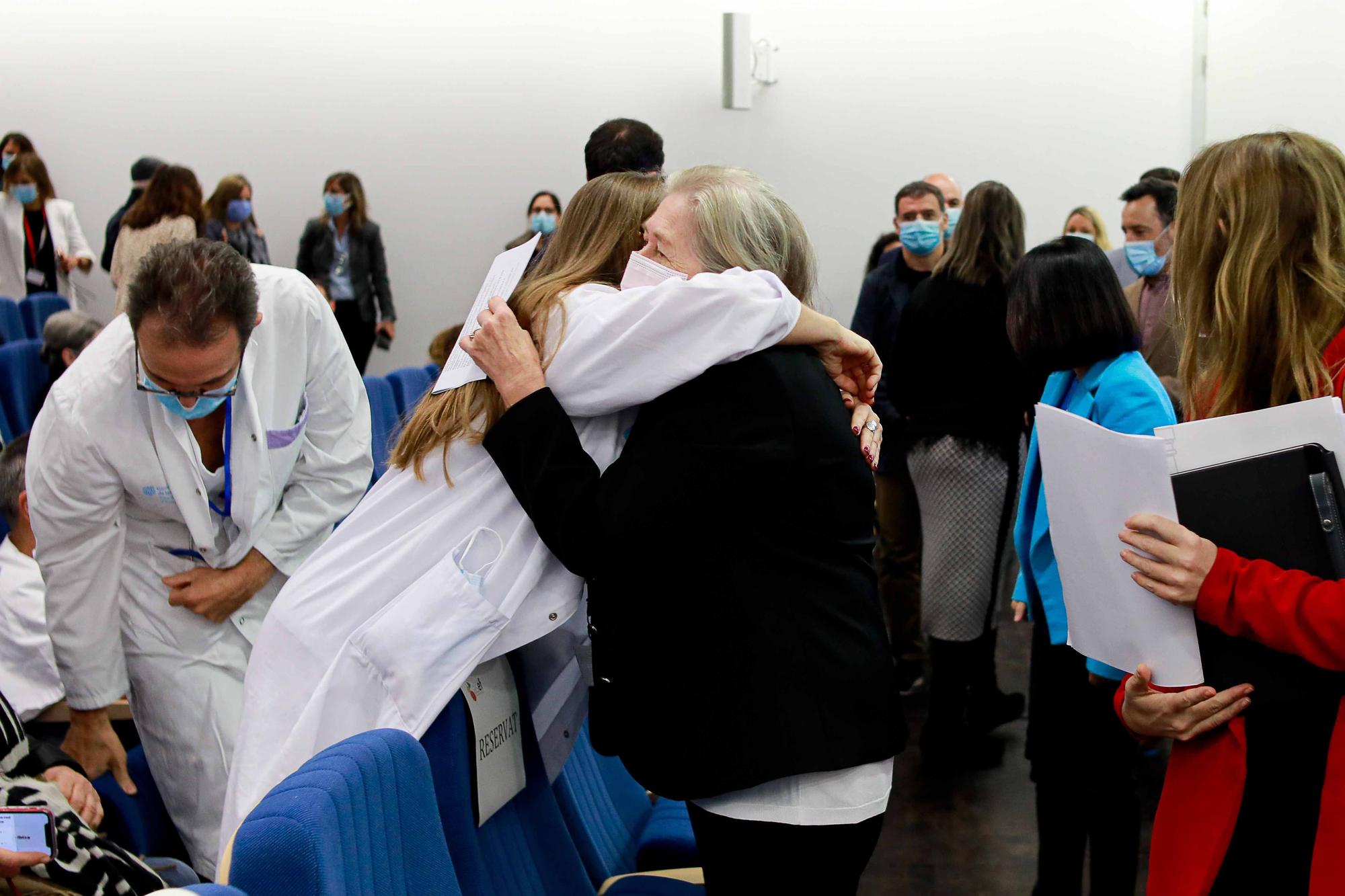 Maria Tresserra, emocionada al recibir la Cruz de la Orden Civil de Sanidad en Ibiza