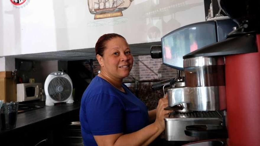 Lirisi Silverio, en su cafetería de Mieres.