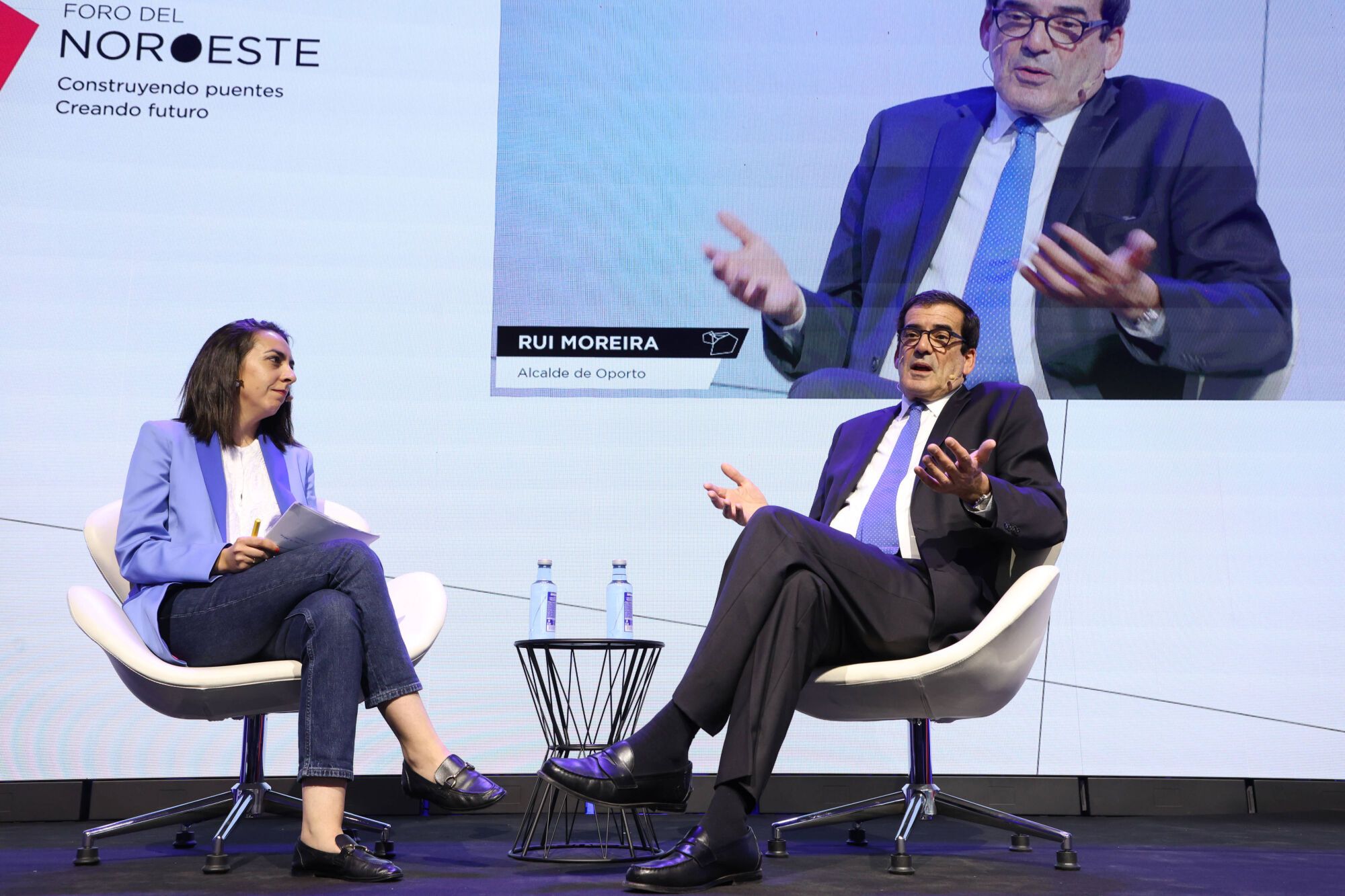 Rui Moreira, alcalde de Porto conversa con Lara Grana, redactora jefa de Faro de Vigo sobre 'Portugal y el Noroeste español: un futuro de alianzas'.