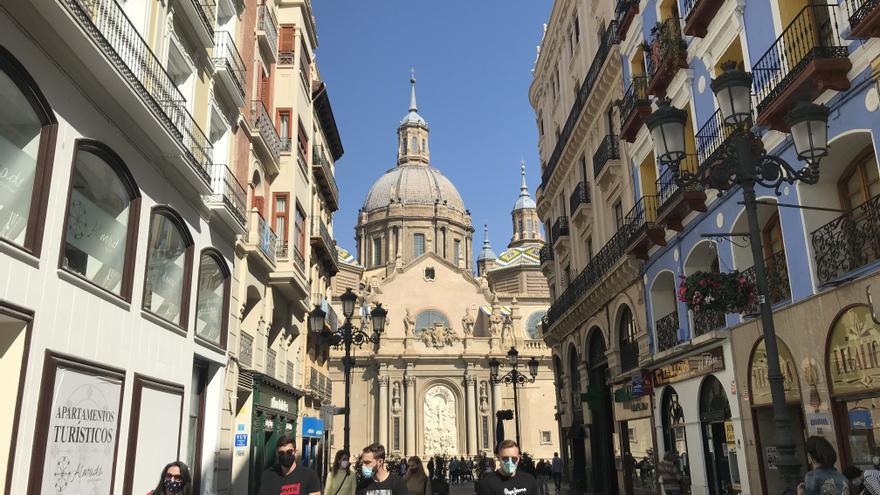 Paseantes y visitantes en la calle Alfonso I