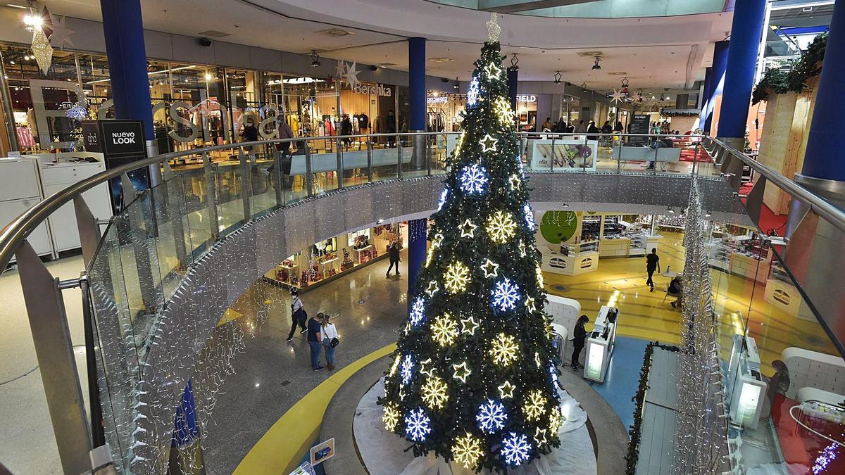 El gran árbol de Navidad que decora este año el CC 7 Palmas