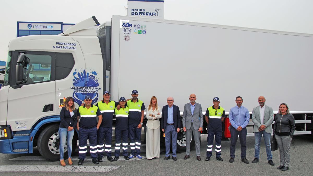 En el centro de la imagen, el director de Cáritas Diócesis de Cartagena, José Antonio Planes, junto a él Juan Jesús Sanchez, director general de Disfirmur, e Isabel Sánchez, consejera delegada de Disfrimur, acompañados por los nuevos conductores y trabajadores tanto de la compañía como de Caritas que han participado en el proyecto