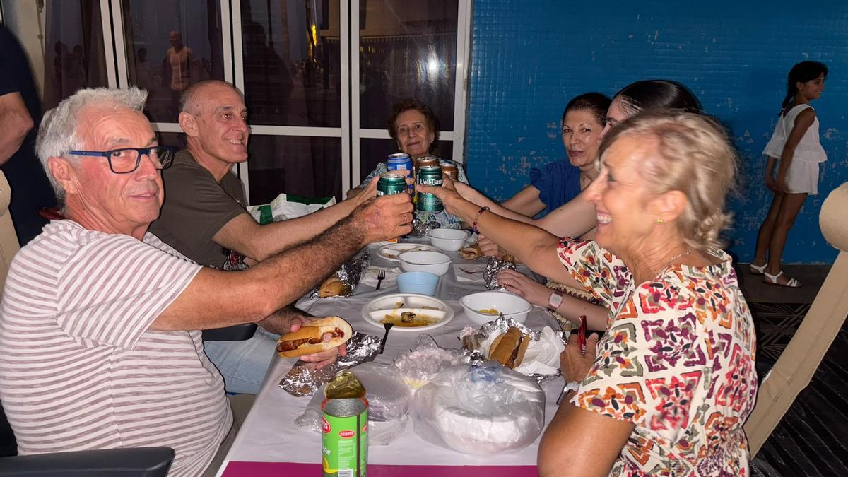 Familia valenciana cenando en el paseo de la Malvarrosa