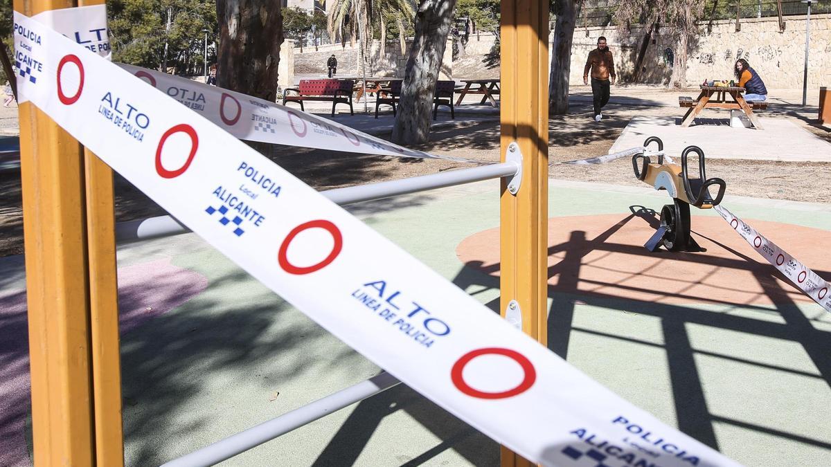 Los juegos infantiles llevan cerrados desde principios de enero en Alicante