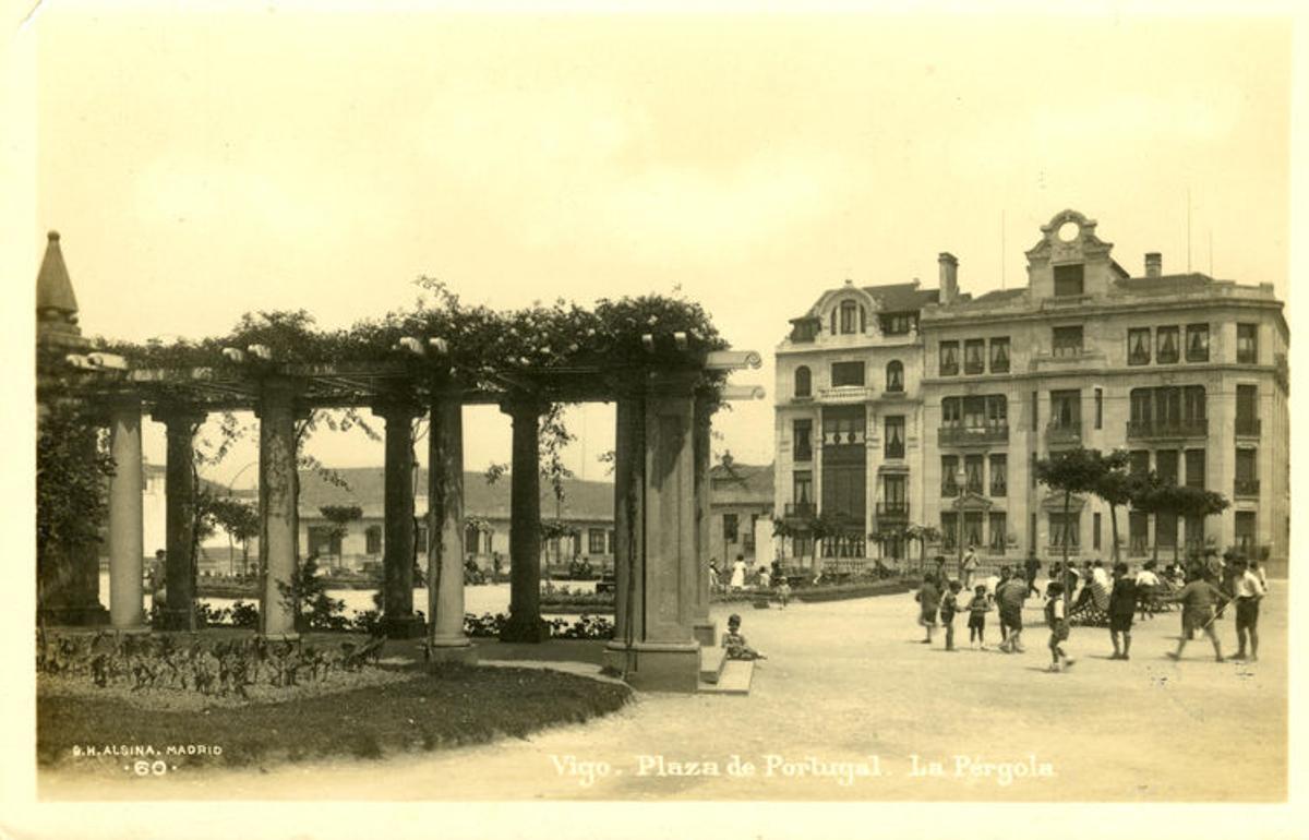 Postal de la Praza de Portugal en la década de los 30 del siglo XX, con la pérgola del lado de la calle Rogelio Abalde.