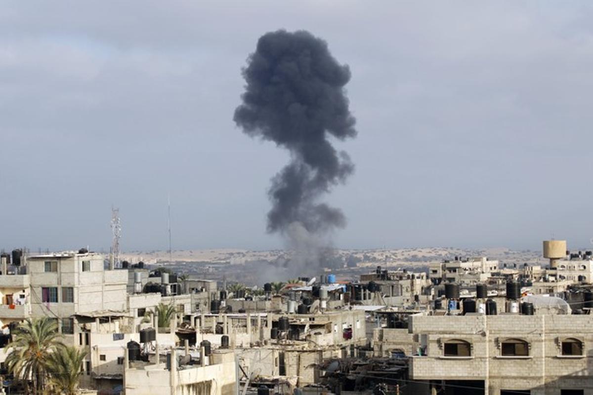 Bombardejos israelians al barri de Rafah, al sud de Gaza.