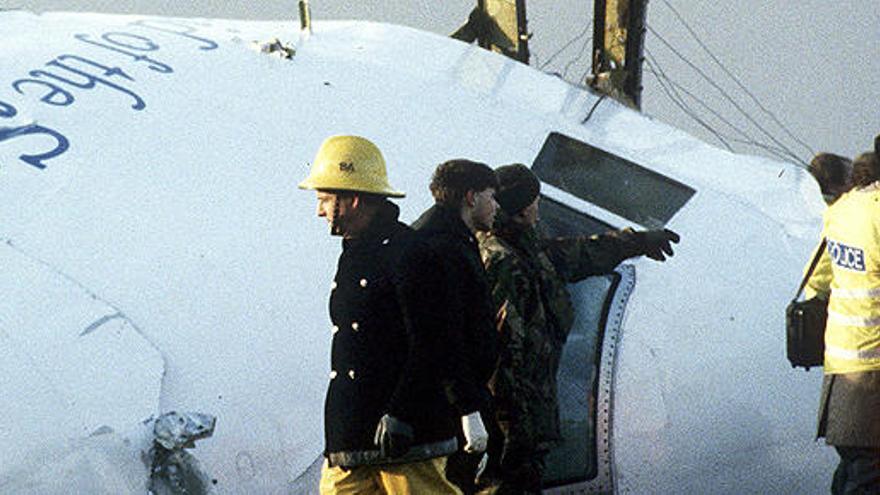 Equipos de rescate en Lockerbie junto al avión atacado.