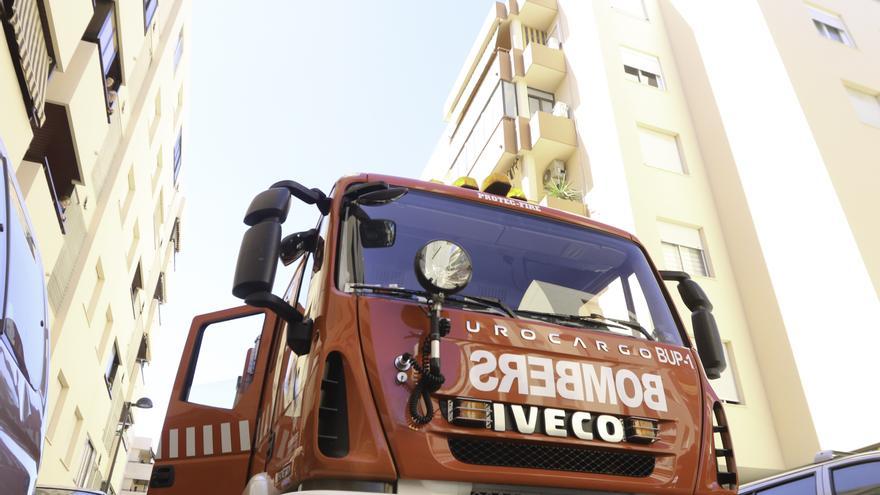 Los bomberos entran a un piso de Ibiza para auxiliar a una mujer que se había caído