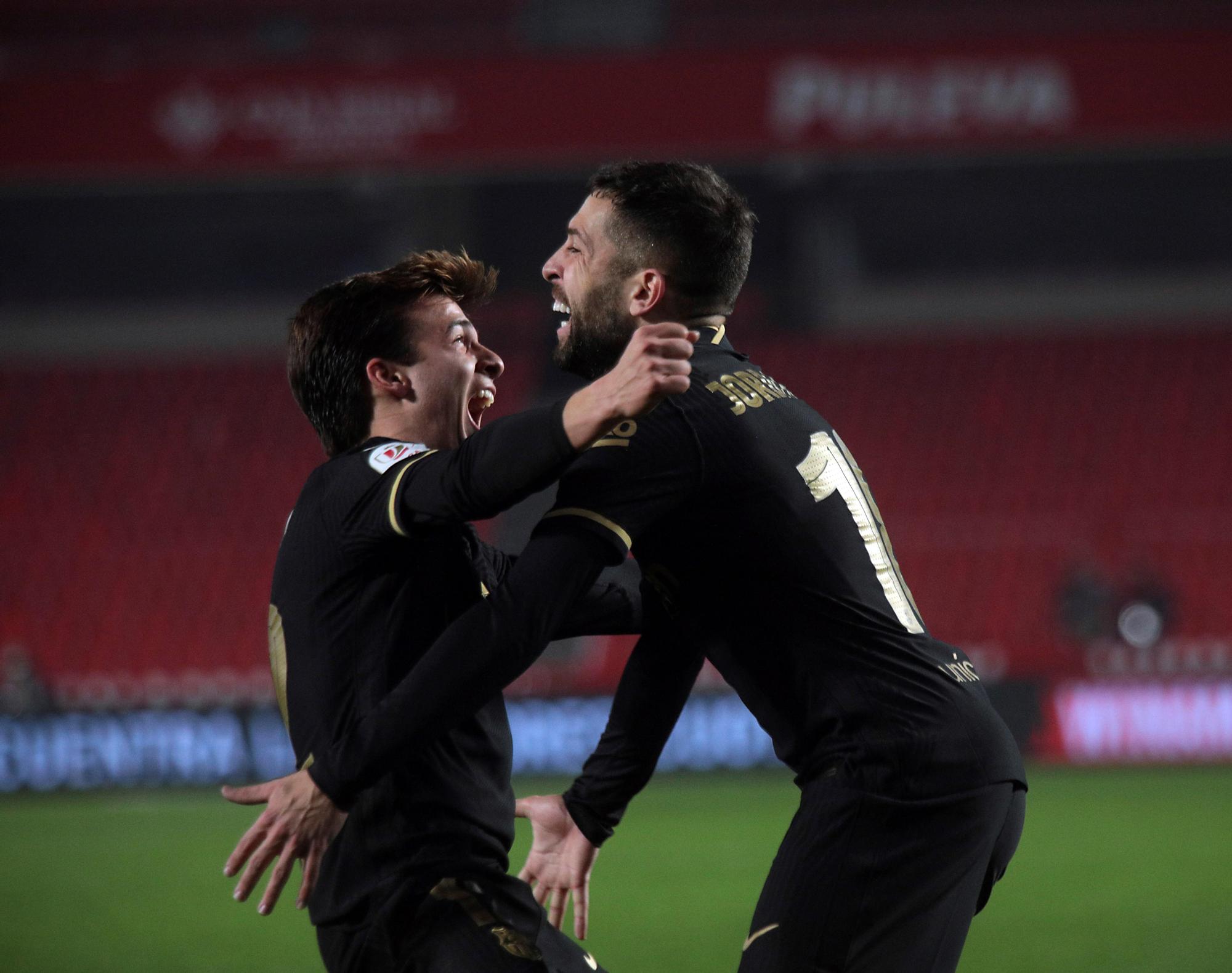 Riqui Puig felicita a Jordi Alba, que asiste a Messi en el 1-6 del Barça en Anoeta.