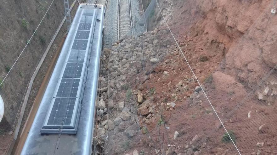 Imatge de l&#039;esllavissada i el tren descarrilat d&#039;aquets dimarts