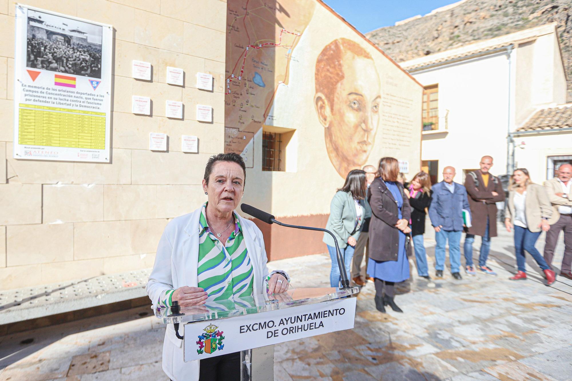 Homenaje a los oriolanos víctimas en los campos de concentración nazis colocando sus "Taullels de la Memòria" en el Rincon Hernandiano