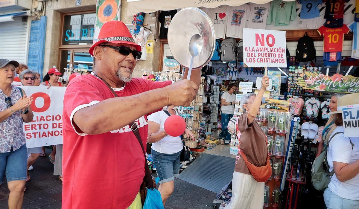 Manifestación en contra de la ampliación del puerto de Los Cristianos