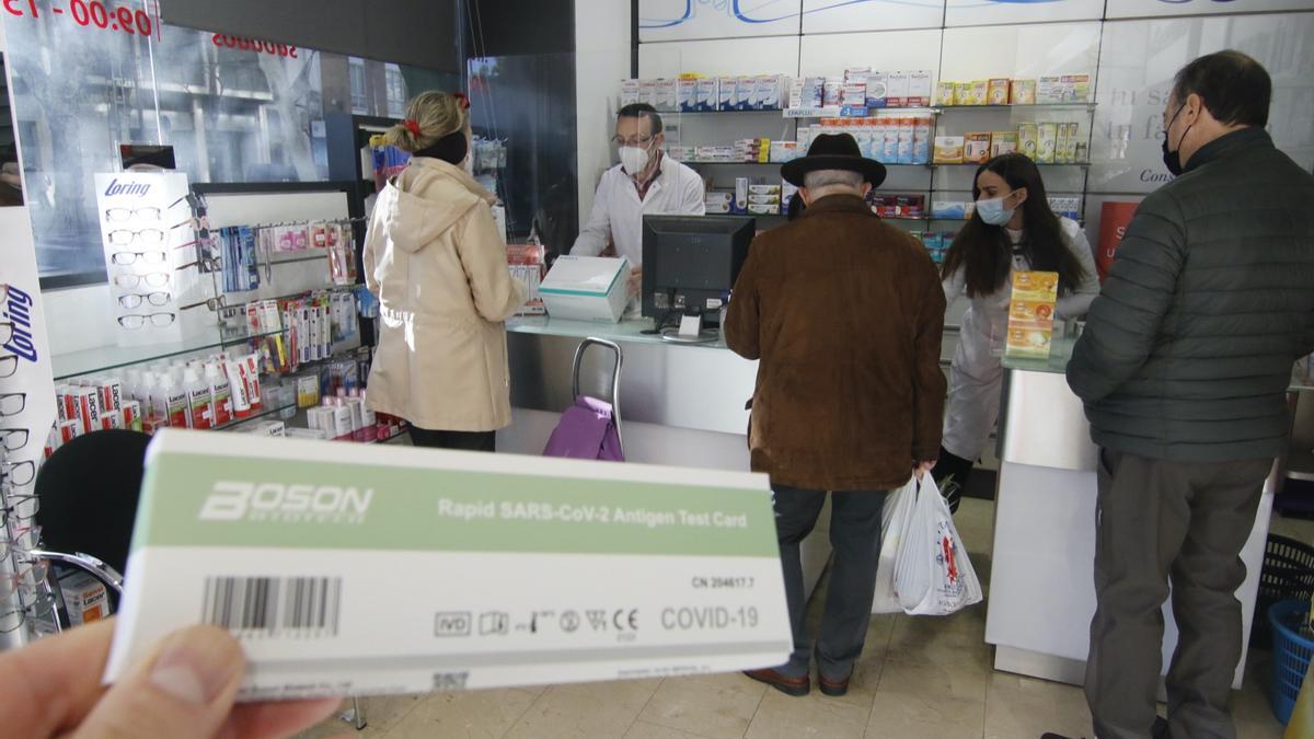 Un test de antígenos comprado en una farmacia cordobesa este sábado, en que se ha aplicado el precio de 2,94 euros.