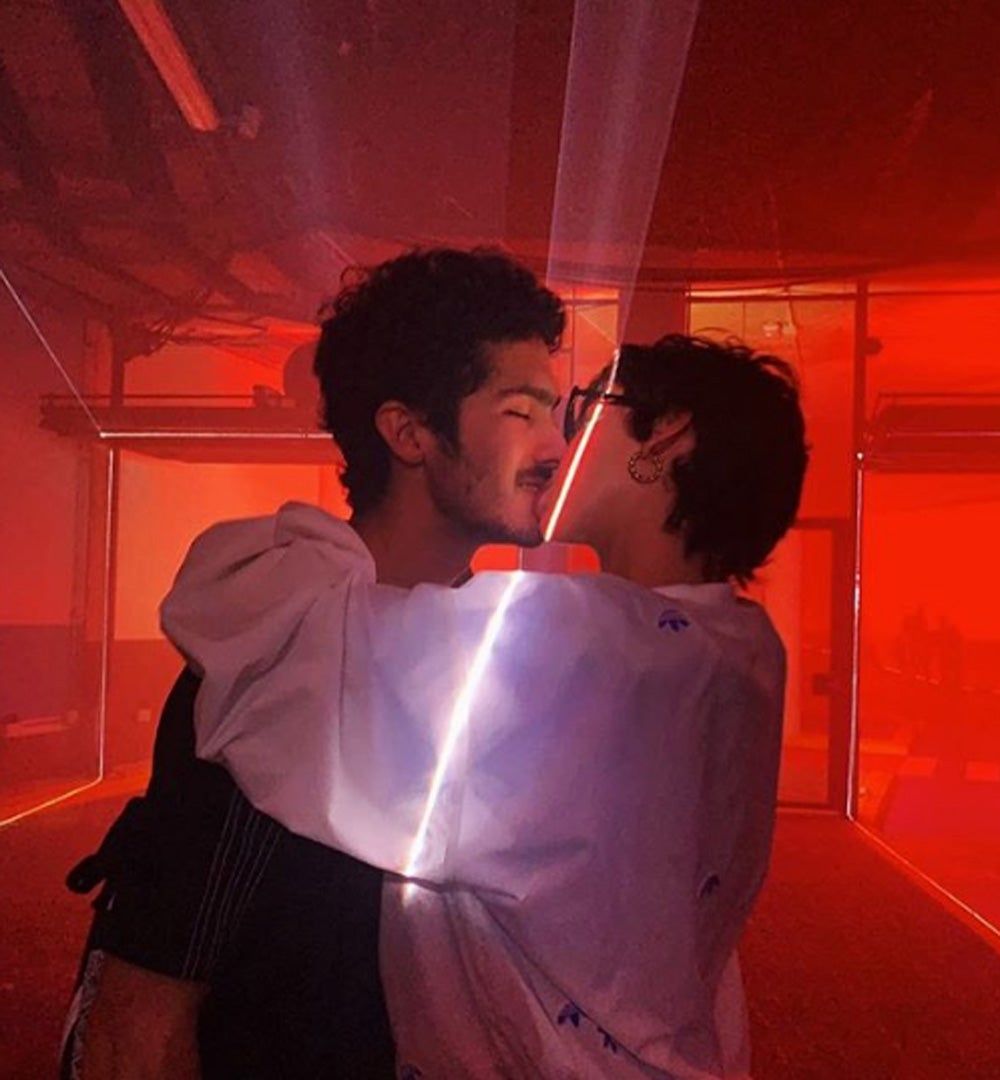 Úrsula Corberó y Chino Darín se besan