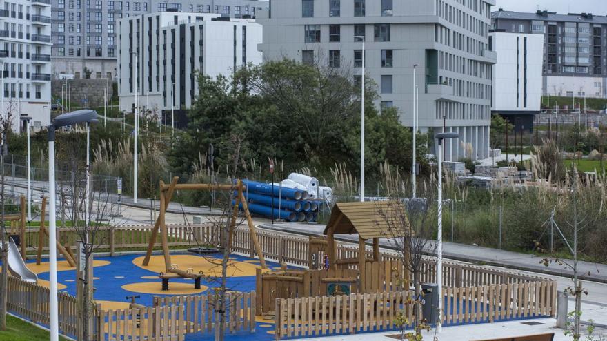 Nuevo parque infantil y obras en Xuxán, donde hay proyectos de vivienda pública para alquller.   | // C. /R. A.