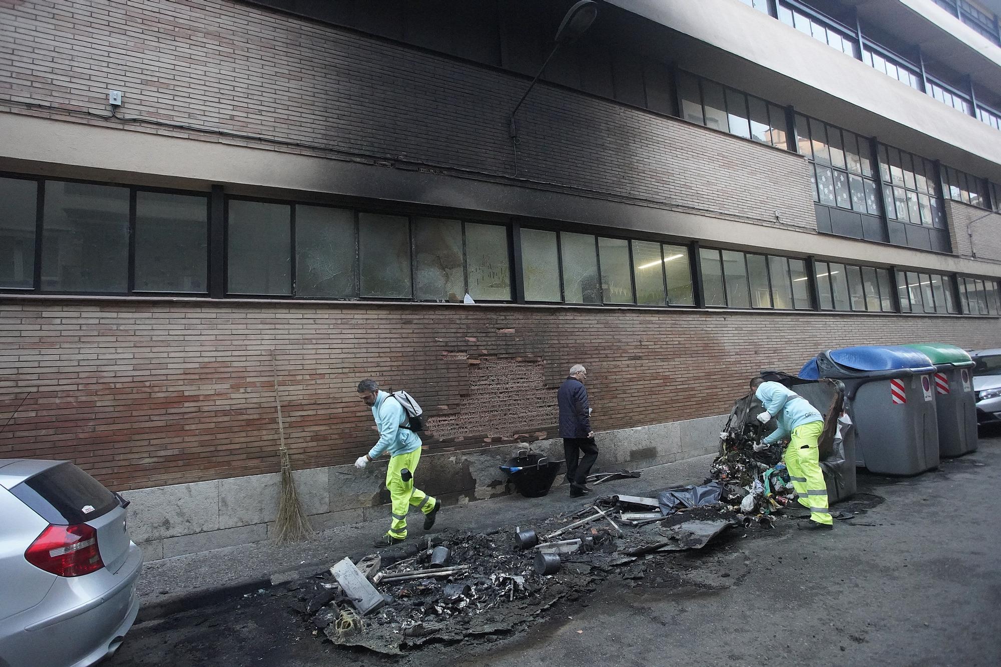 Un incendi de contenidors acaba amb un cotxe cremat i amb danys en una escola de Girona