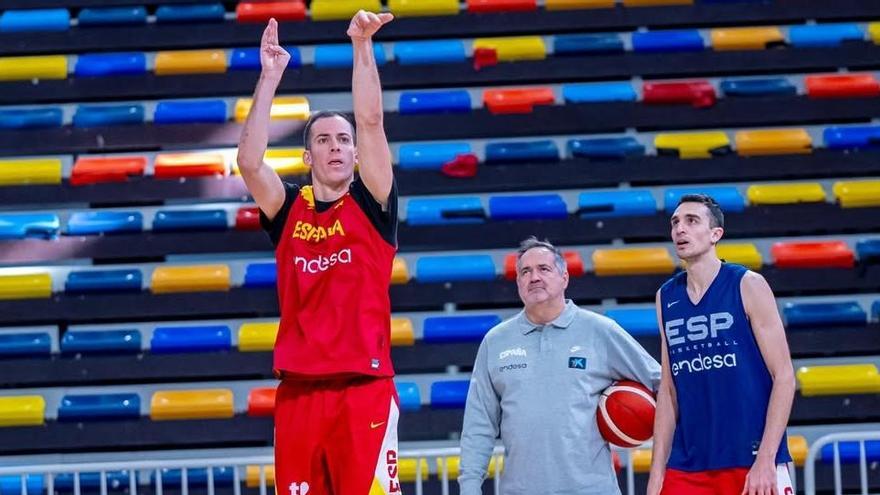 Álex Reyes (dreta) observa un tir de Miquel Salvó en un entrenament
