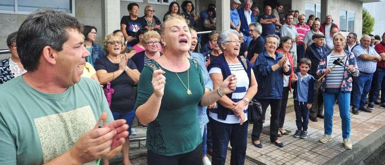 Vecinos de Ribadumia protestan ante el centro de salud por la falta de médicos. // Iñaki Abella