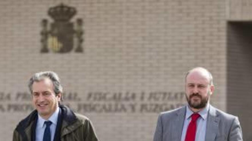 David Cruz, junto a su abogado, a la salida de la Ciudad de la Justicia de Castelló.