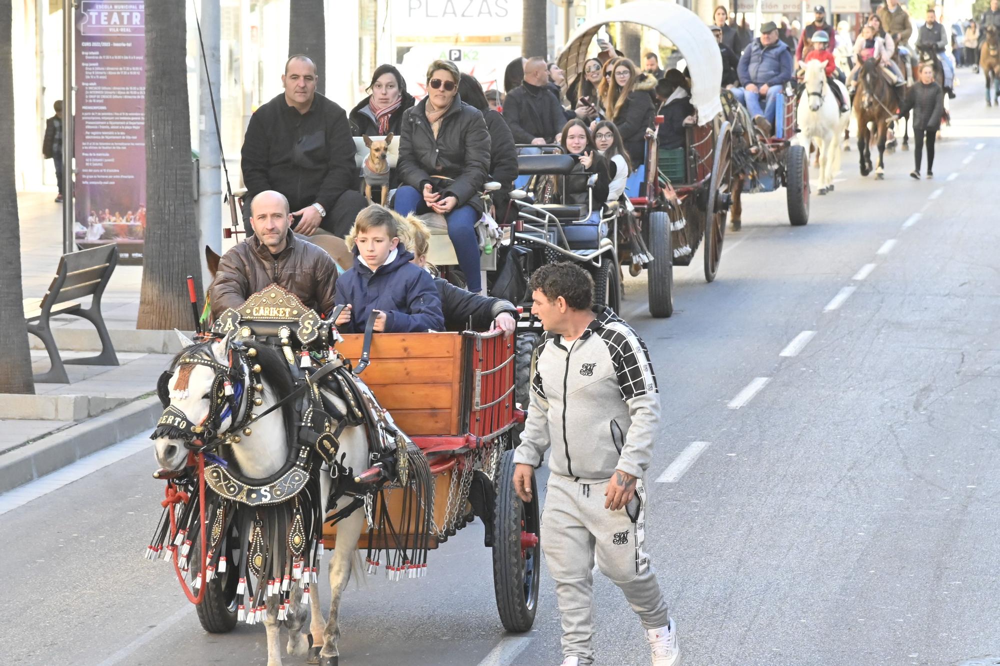 Carros y caballos llenan las calles de Vila-real por Sant Antoni