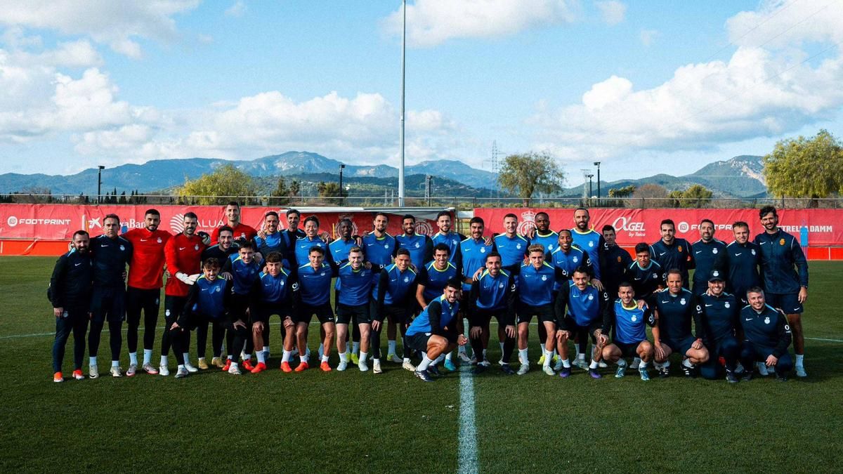 La plantilla del Mallorca posa este 1 de enero, ante del primer entreno del año, en Son Bibiloni