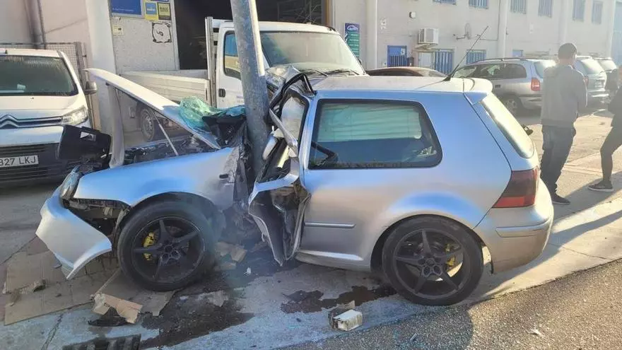 Así fue la colisión del coche que se estampó contra una farola en Pinseque