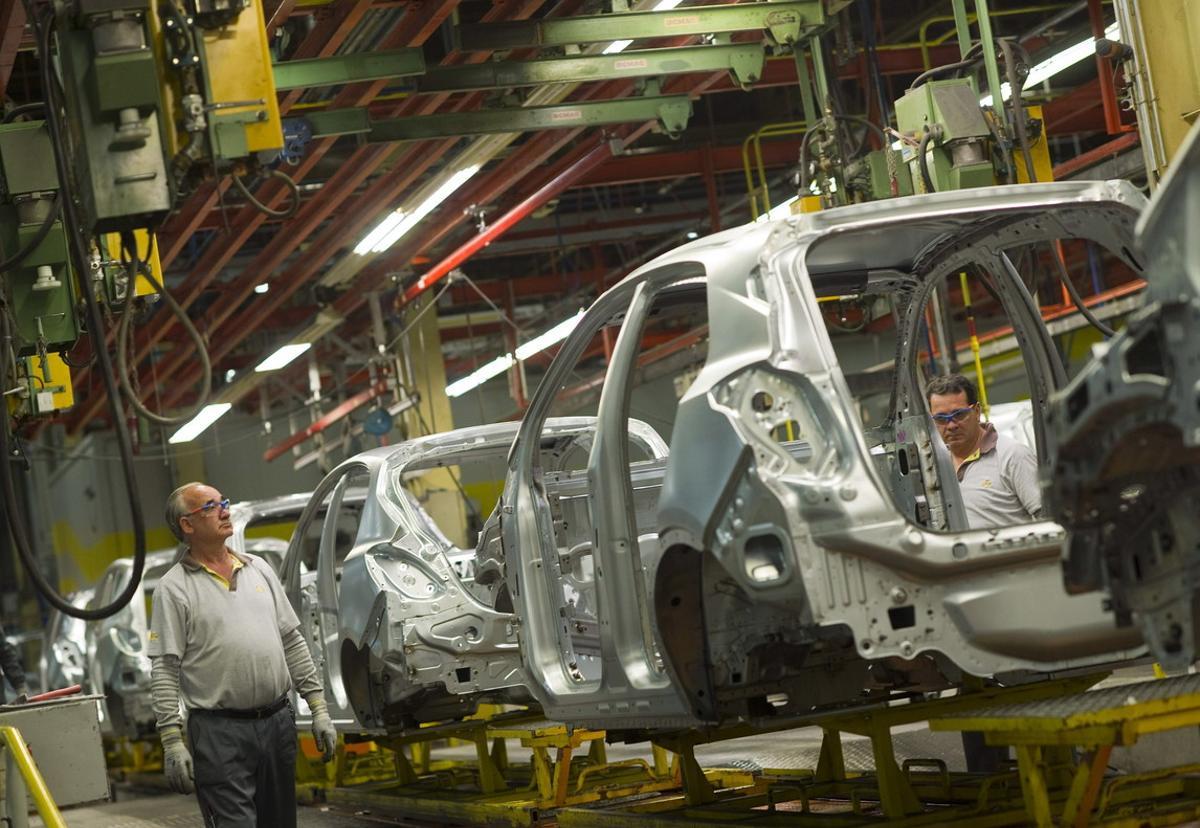 GRA309. FIGUERUELAS (ZARAGOZA), 14/05/2015.- Dos operarios esta mañana en la fábrica de General Motors España en Figueruelas (Zaragoza), inaugurada en 1982 y consolidada como un pilar básico de la economía de Aragón, que hoy celebra la salida de la unidad 12 millones de su línea de producción. EFE/Toni Galán