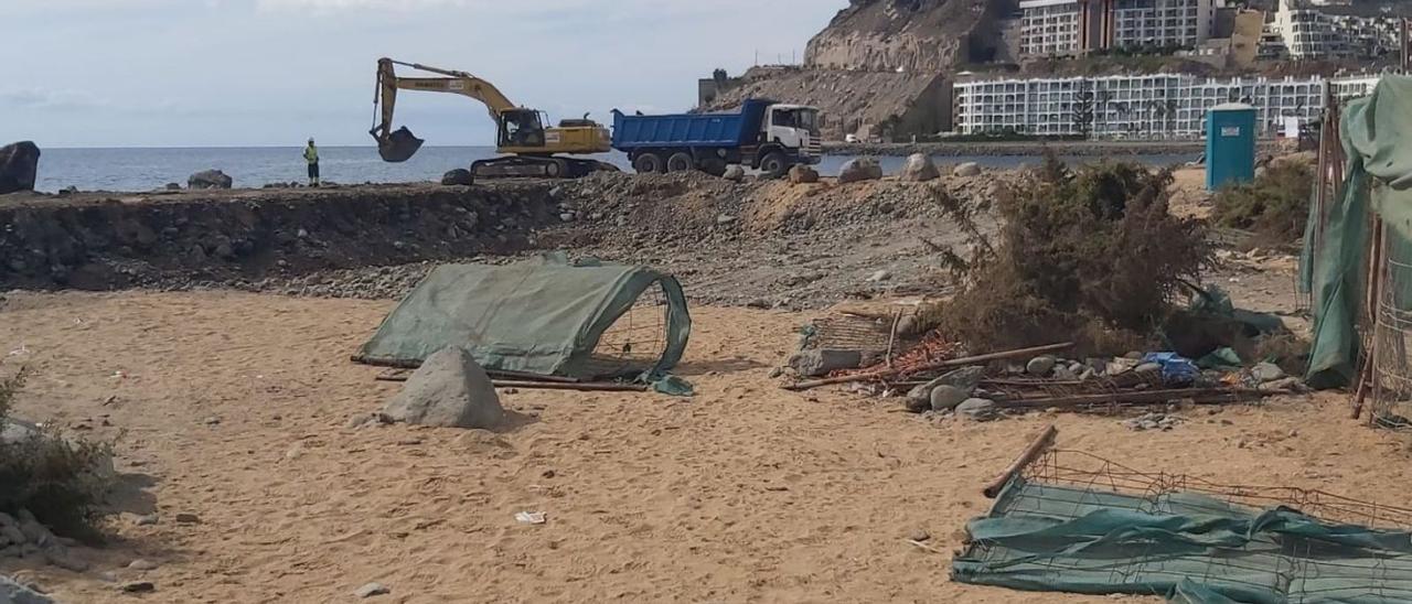 Trabajos que realiza Anfi en la playa de Tauro para desmontar la explanada que hizo fuera de la concesión. | | LP/DLP