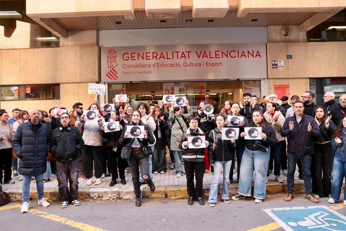 Los alumnos de la Easda frente a Educación, este miércoles