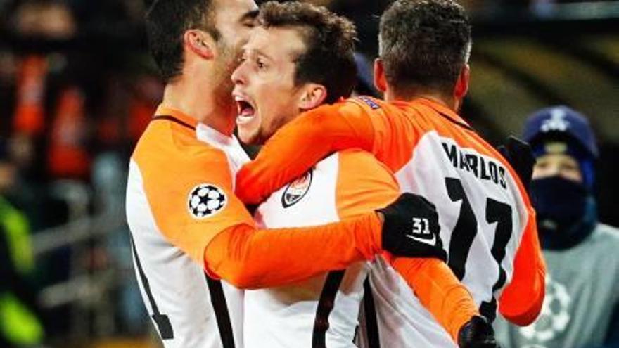 Bernard celebra un dels dos gols que van classificar el Xakhtar