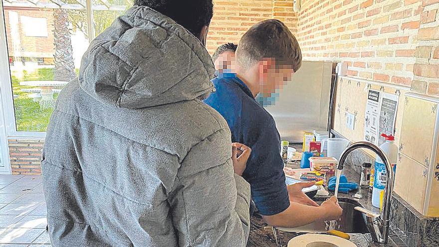 Usuarios aprenden tareas cotidianas en la asociación.