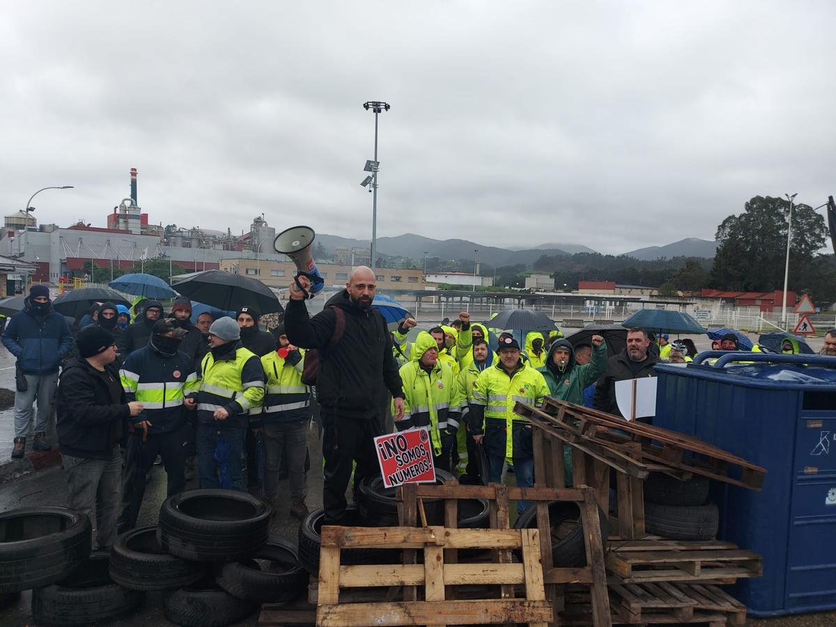 Los trabajadores de Ence, este viernes en los exteriores de la fábrica