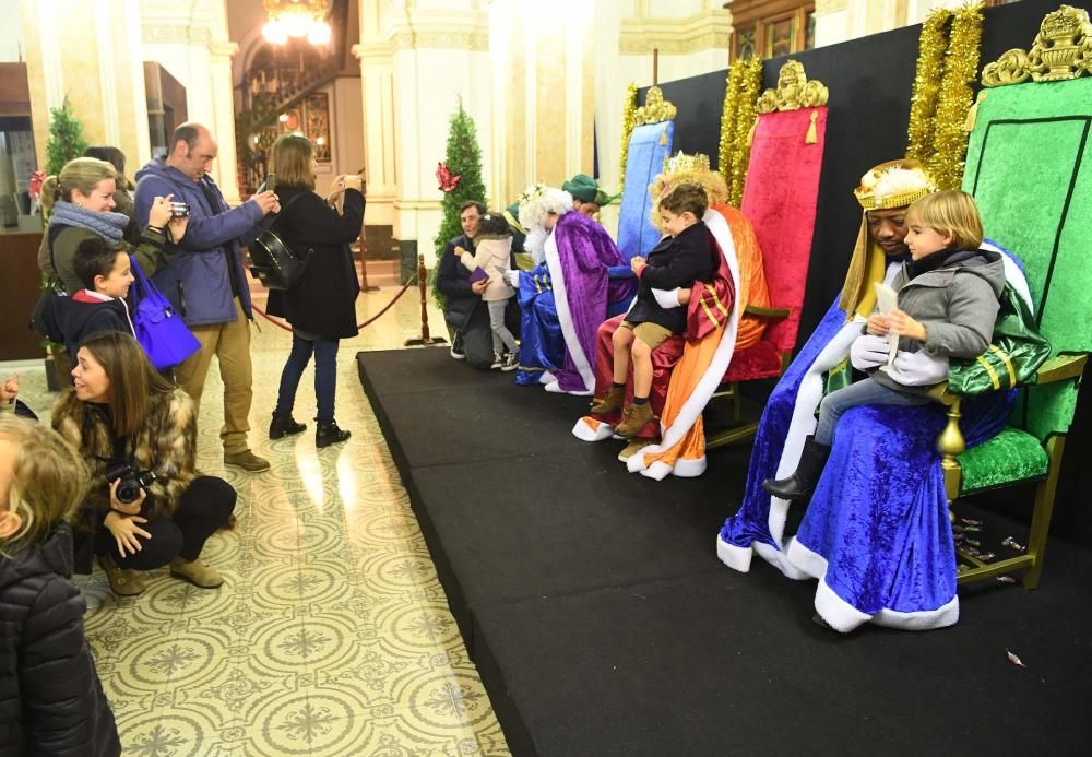 Tras aterrizar esta mañana en Alvedro, sus Majestades de Oriente han escuchado los deseos de los niños de A Coruña en el Ayuntamiento.