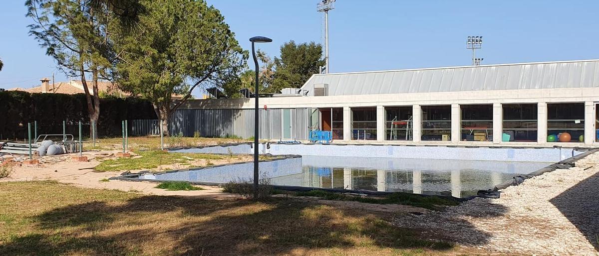 La piscina municipal descubierta donde se centrará la segunda fase de las obras del Centro del Agua.