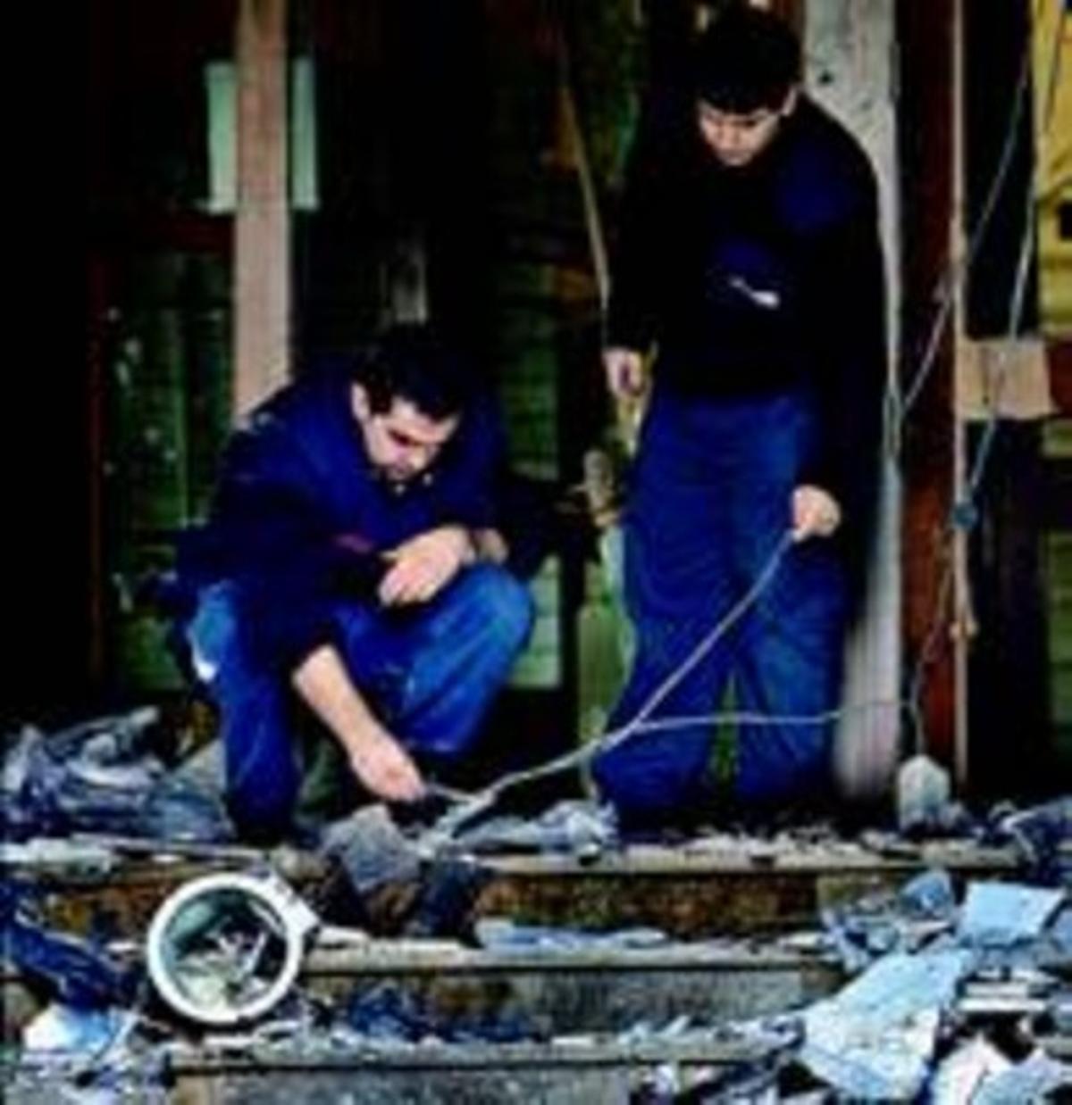Dos agents inspeccionen els danys causats per l’explosió, ahir.
