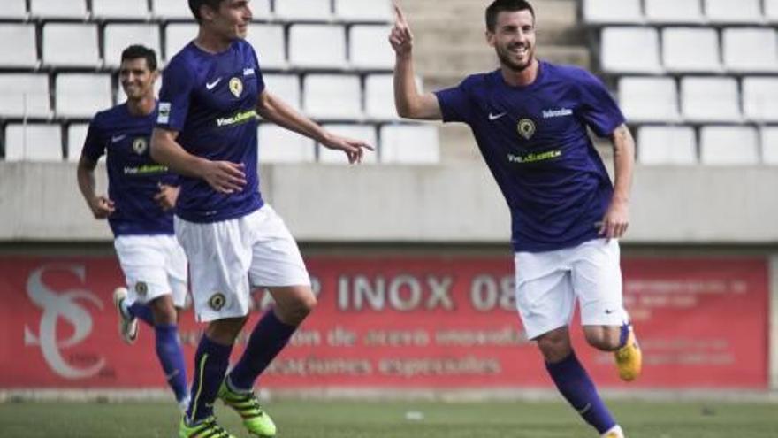 El centrocampista alicantino Miñano celebra el 0-2 junto a su compañero Jesús Berrocal.