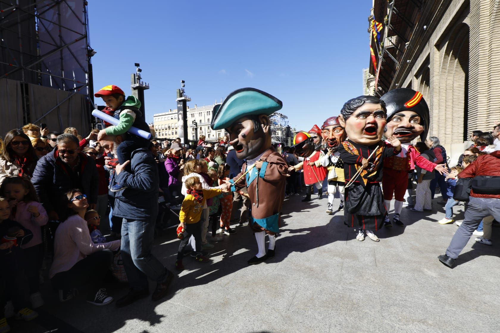 En imágenes | La comparsa de gigantes y cabezudos ilusionan a los más pequeños