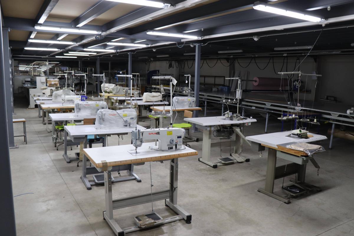 La confección de prendas regionales y bordados se lleva a cabo en el centro de producción de la firma en Morella.