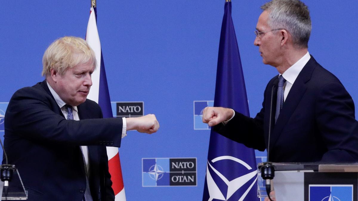 El primer ministro británico, Boris Johnson, y el secretario general de la OTAN, Jens Stoltenberg, en Bruselas.