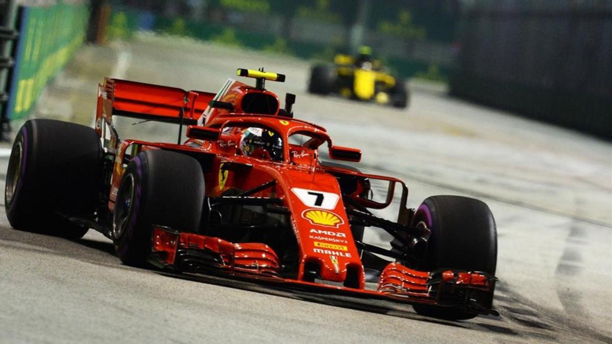 Raikkonen negociando la primera curva en Singapur