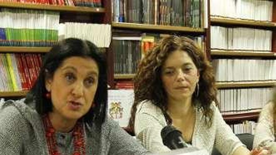 Maite Fernández (i.), con Sonia Mirón, ayer. // José Lores