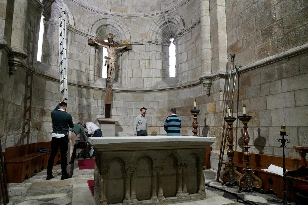 GALERÍA | Los hermanos de las Siete Palabras preparan el Cristo de la Agonía para la procesión del Martes Santo