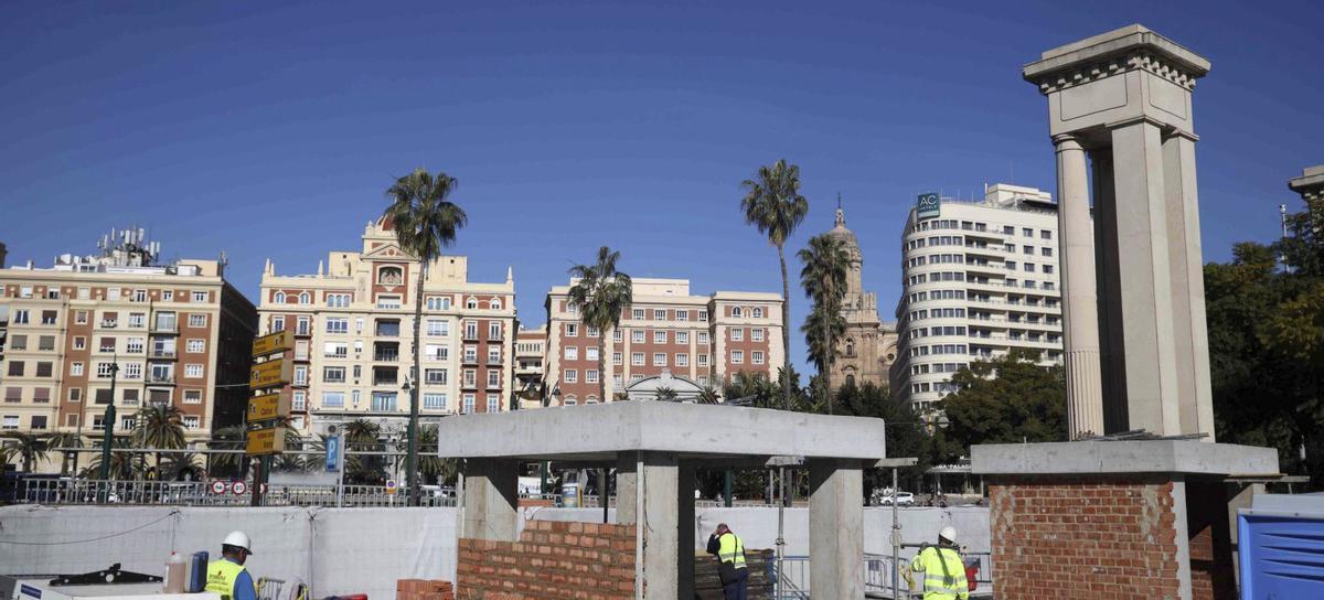 Pedestales donde se pondrán las esculturas a la entrada del Puerto de Málaga.